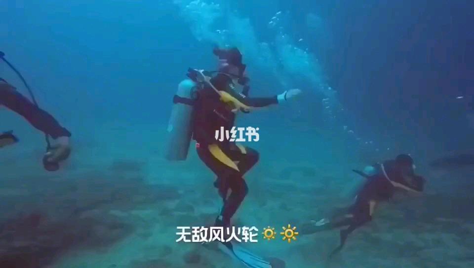 逃离残破的机舱
